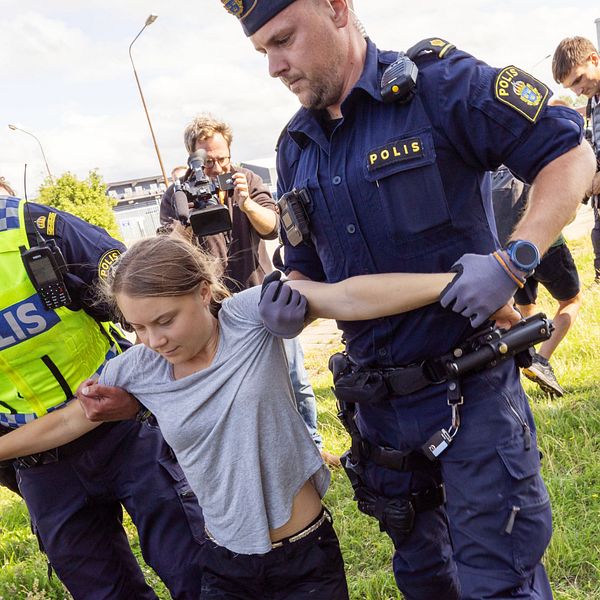 Greta Thunberg förs bort av polisen efter en klimataktion i oljehamnen i Malmö i somras.
