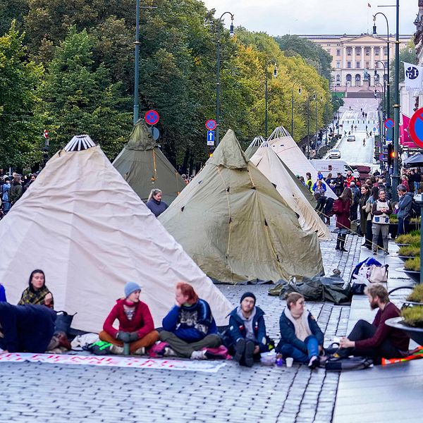 Demonstranterna har spärrat av huvudgatan Karl Johans gate och kallar den nu för Elsa Laulas gata.