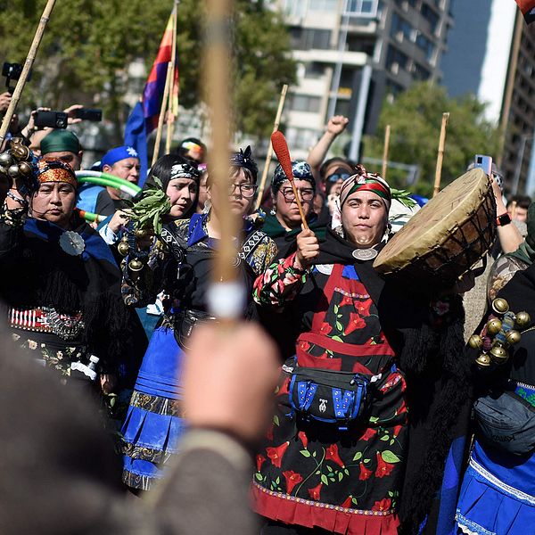 Mapuche-folket under demonstrationer mot norska Statkraft tidigare i veckan. I klippet: Eva Maria Fjellheim, forskare vid Tromsö universitet, om varför bolaget får så mycket kritik.