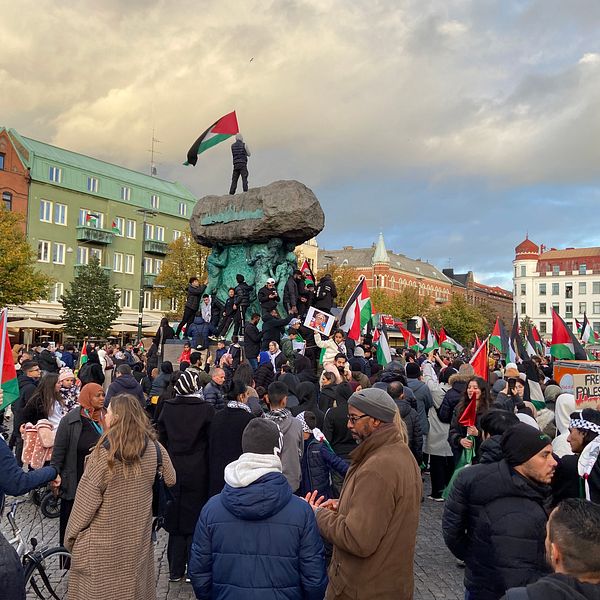 Folksamling vid propalestinsk demonstration på Möllevångstorget under lördagen.