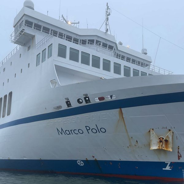 En färja, fartyg, även kallat ”Marco Polo” ligger i vattnet.