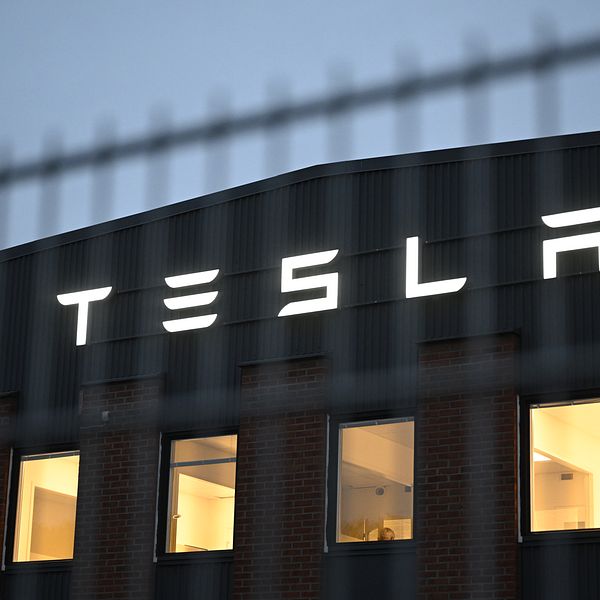 Strejkvakter utanför Teslas Servicecenter i Segeltorp. Verkstadsarbetare vid elbilsföretaget Tesla har gått ut i strejk med krav om att företaget ska teckna kollektivavtal