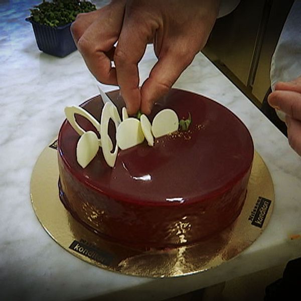 Årets konditor Anders Oskarsson dekorerar en tårta