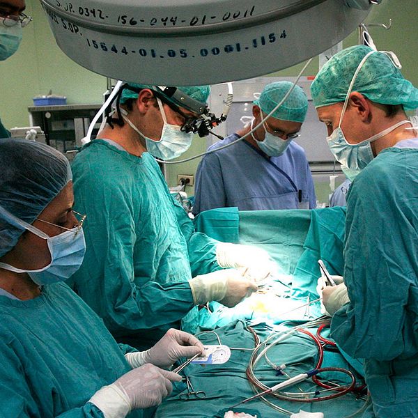 Kirurger utför en hjärtoperation.