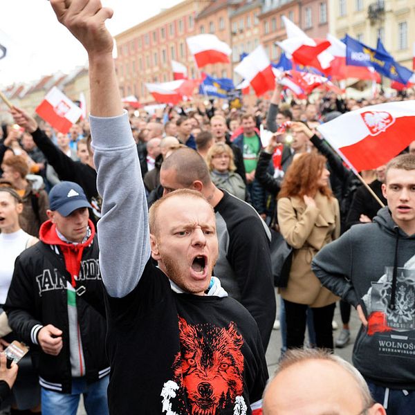 Här är det polska högerextremister som protesterar mot att ta in muslimska flyktingar