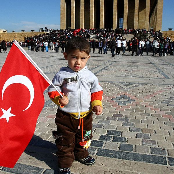 En turkisk pojke som deltar i firandet av att Turkiet grundades år 1923. Bilden är från 2010.