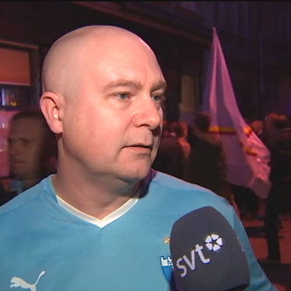 Karlshamnsmoderaten och MFF-supporten Magnus Gärdebring fick fly under en direktsänd intervju med SVT Sport.
