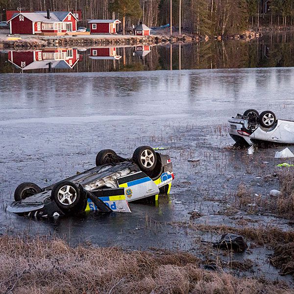 Polisbilen och den jagade bilden i vattnet efter dödsolyckan i Fredrika.