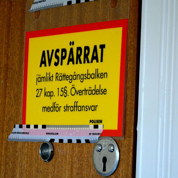 skylt med avspärrat på en dörr