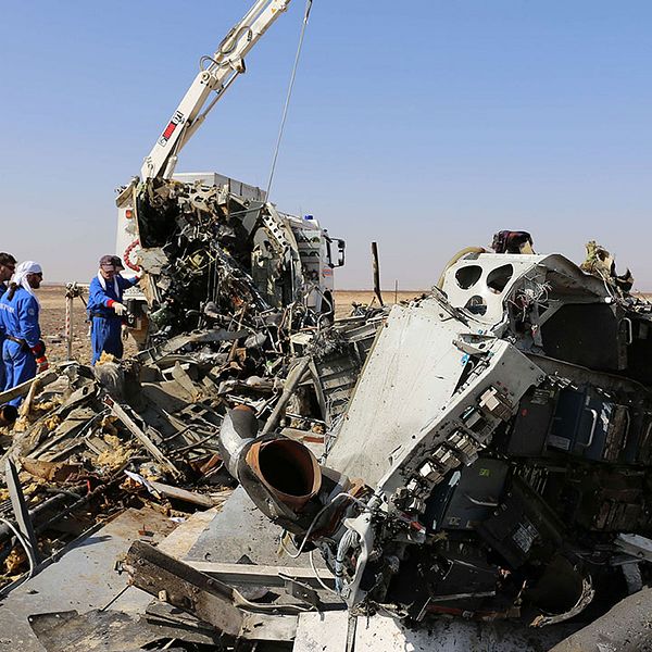 Den ryska säkerhetstjänsten bekräftar nu att det var en bomb som sprängde flygplanet i Egypten, skriver Reuters.