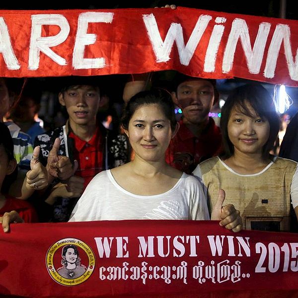 Anhängare till Aung San Suu Kyis parti Nationella demokratiförbundet (NLD), har samlats utanför partiets högkvarter i Rangoon, Burma.