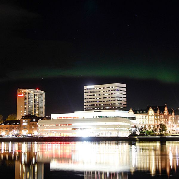 Kulturväven och Umeå centrum i lite norrsken.