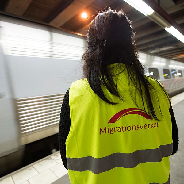 Arkivbild: Personal från migrationsverket väntar in tåget från Malmö/Köpenhamn.