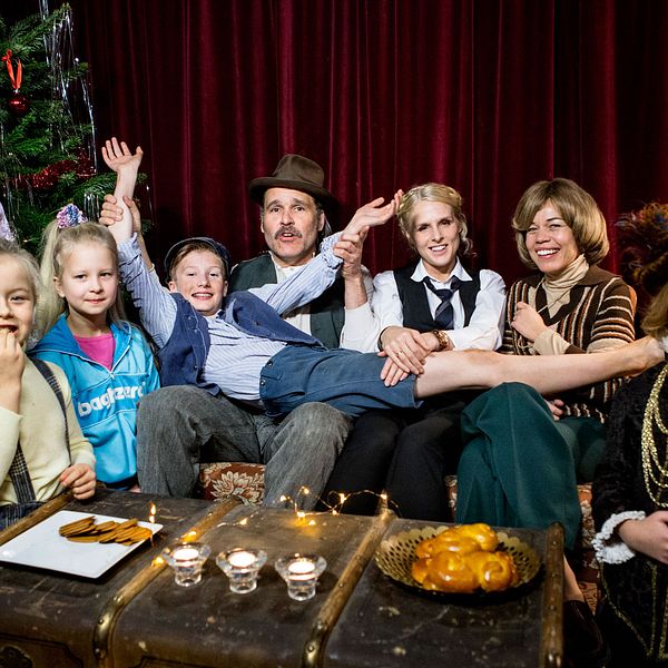 Erik Haag, Karin af Klintberg och Lotta Lundgren i soffan tillsammans med barnskådespelarna.