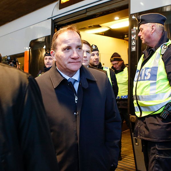 Statsminister Stefan Löfven besöker gränskontrollen vid Hyllie station i Malmö för att träffa gränspolisen som berättar hur gränskontrollerna fungerar.