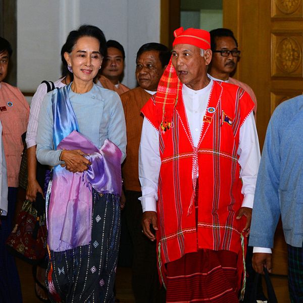 Aung San Suu Kyi och andra ledare för hennes parti NLD