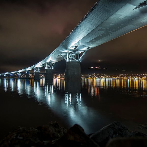 Sundsvallsbron upplyst på natten