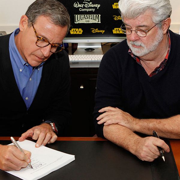 Disneys Robert Iger och George Lucas signerar kontraktet. Foto: Scanpix