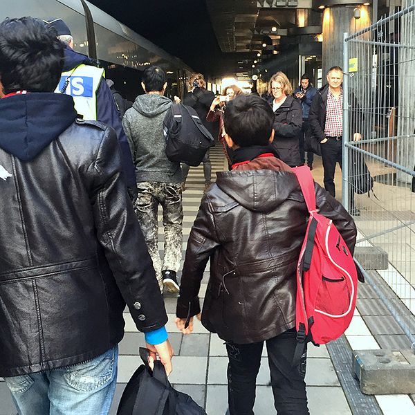 Ensamkommande flyktingbarn anländer till Hyllie station i Malmö. Under årets första elva månader anvisades nästan 27 000 ensamkommande barn och ungdomar till kommunerna