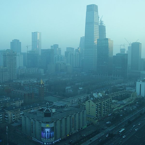 På torsdagen var himlen över Peking blå och luften bättre än de senaste dagarna – även om det fortfarande var märkbart disigt i den kinesiska huvudstaden.