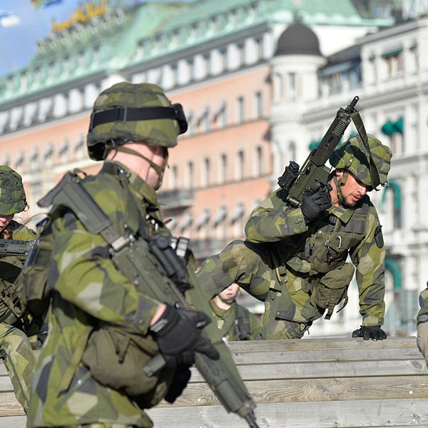 Soldater från Livgardet övar i centrala Stockholm.