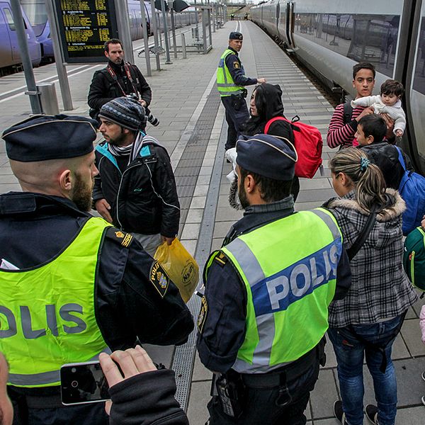 I Sverige ska id-kontrollerna på tåg och bussar på väg till Skåne införas den 4 januari.