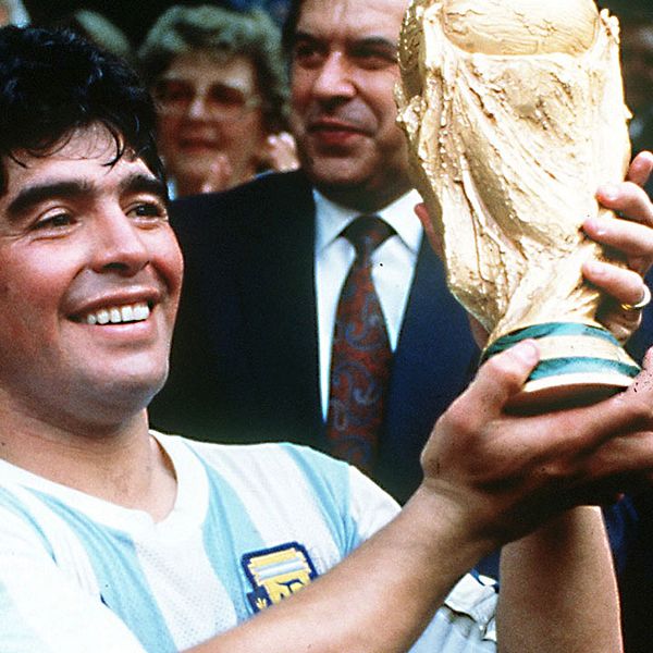 Diego Maradona med bucklan efter Argentinas guldseger i Mexiko-VM.