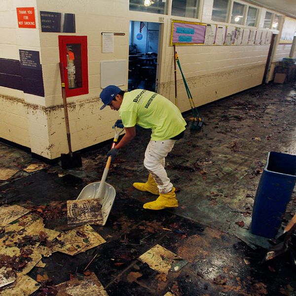 Renhållningsarbetare städar upp efter stormen Sandys förödelse i New Jersey.