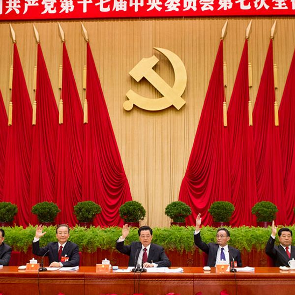 Hu Jintao i mitten kan snart bli avlöst på presidentposten av Xi Jinping, längst till höger.