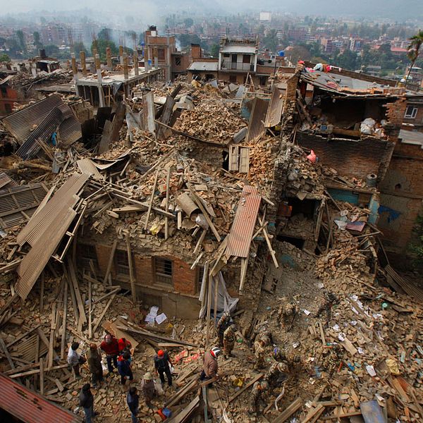Räddningsarbete i Kathmandu, Nepal efter jordbävningen i april 2015.