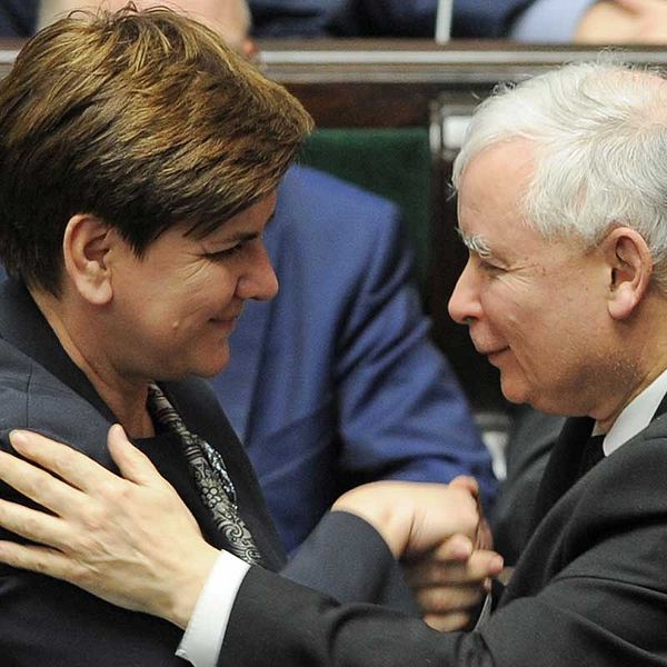 Premiärminister Beata Szydlo och Jaroslaw Kaczynski, ledare för partiet Lag och rättvisa, gratulerar varandra i polska parlamentet sedan den nya lagen om författningsdomstolen röstats genom.