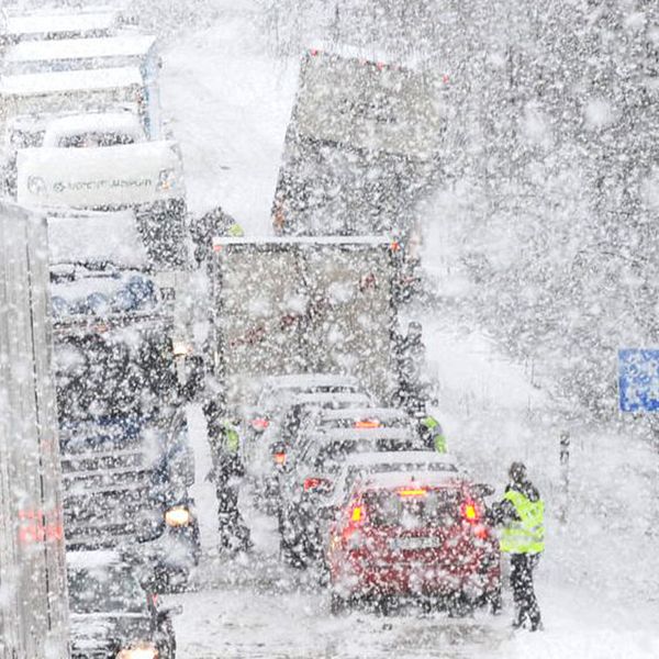 Det fortsätter att snöa i stora delar av landet – och SMHI utfärdar flera snövarningar.