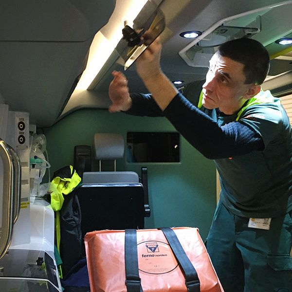 Ambulanssjuksköterskan Mikael Lashari sparkades i huvudet av en patient.