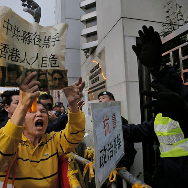En svensk människorättsaktivist har gripits i Kina. På bilden syns demonstrationer i Hongkong i förra veckan efter att fem bokhandlare spårlöst försvunnits. Även de misstänks ha tagits av kinesisk polis.