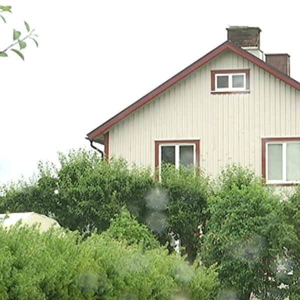 I och intill detta flerfamiljshus utanför Falkenberg hittades i juli över 550 kilo dynamit.