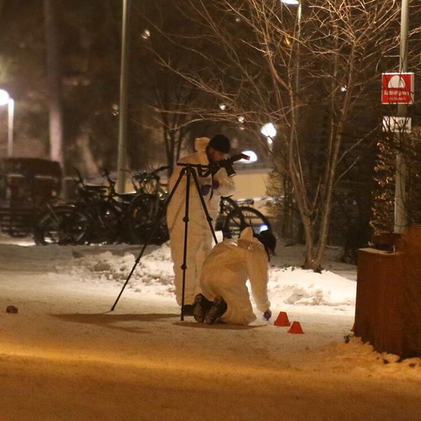 Polisens tekniker arbetar på platsen efter skottlossningen i Akalla centrum på tisdagskvällen.