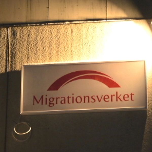 skylt med texten Migrationsverket på en vägg med belysning.