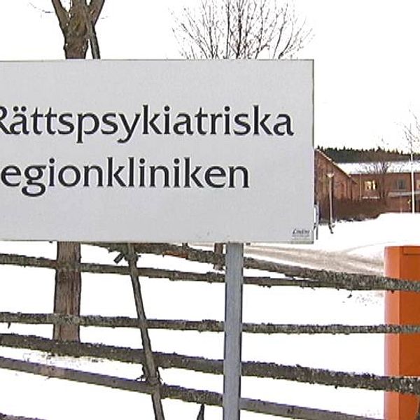 Skylt utan för rättspsykiatriska regionkliniken.