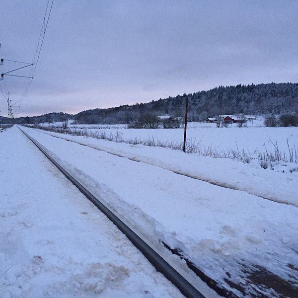 Bild av tågspår i snö.