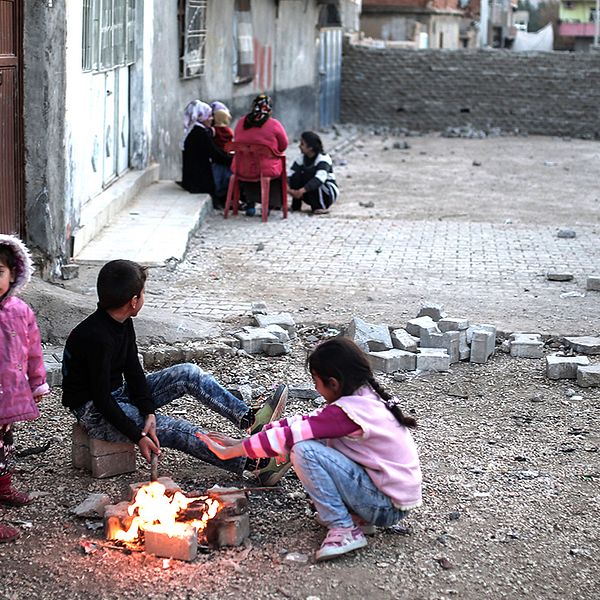 Barn leker nära PKK:s barrikaderingar i Nusaybin i Turkiet. Arkivbild.