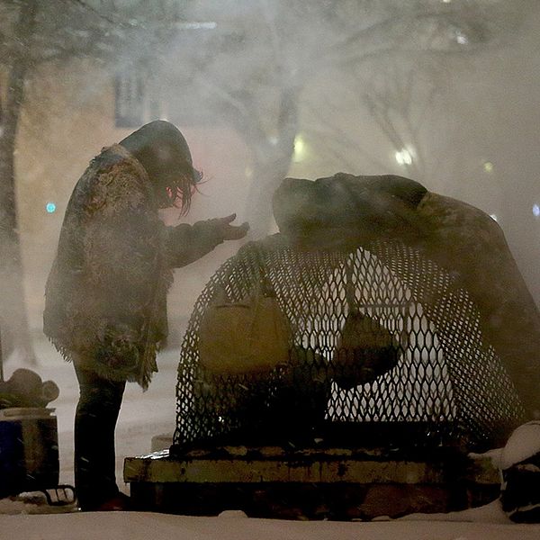 En hemlös kvinna i Washington försöker hålla sig varm.