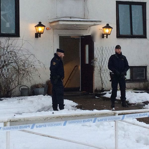 Tumult uppstod på ett HVB-hem i Mölndal på måndagsmorgonen och en ung kvinna har blivit knivskuren.