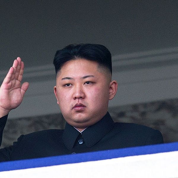 Kim Jong-Un tittar på en militärparad.