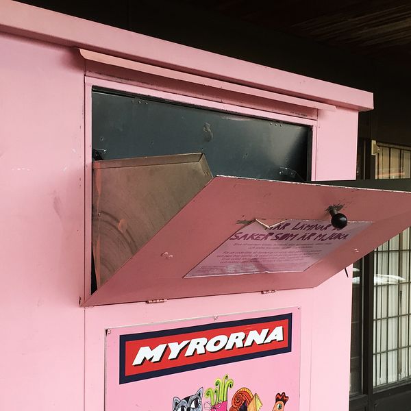 I den här containern hade kvinnan fastnat