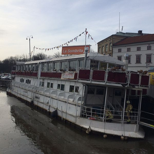 Restaurangbåten La Sombrita som ligger i centrala Göteborg tar in vatten.