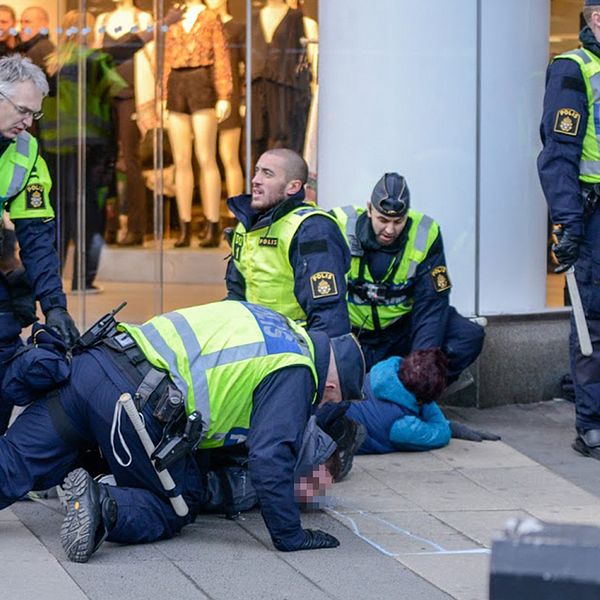 Polisen grep tre personer för misshandel på Hamngatan i Stockholm efter en demonstration på lördagseftermiddagen.