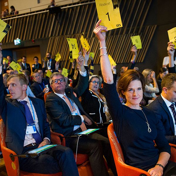 Moderaternas partisekreterare Tomas Tobé och partiledaren Anna Kinberg Batra vid partistämman i oktober.