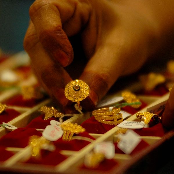 En smyckesspekulant väljer bland guldringar i indiska Gauhati, 14 mars 2008.