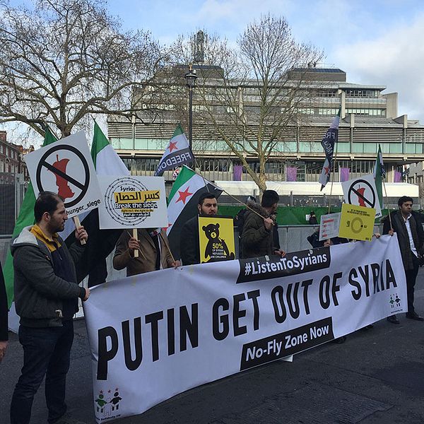 Protester mot Rysslands inblanding i kriget i Syrien.