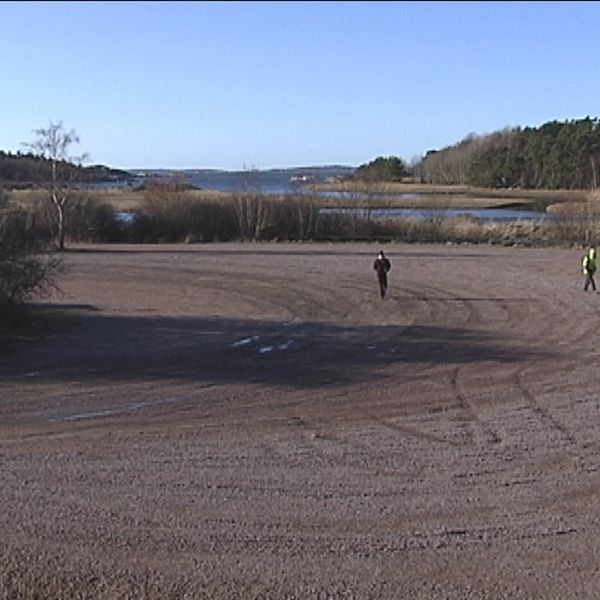 På parkeringen vid Amundön vill fastighetskontoret uppföra ett tillfälligt asylboende.